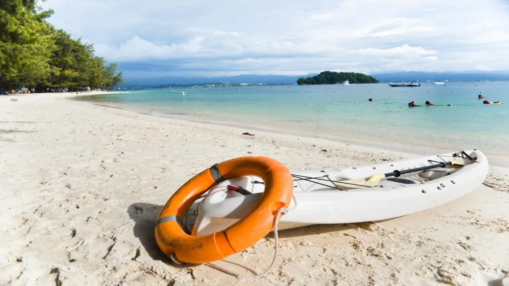 Pripremite se za Savršen Odmor: Šta Sve Još Morate Poneti na More canoe beach with float 1137 143 1